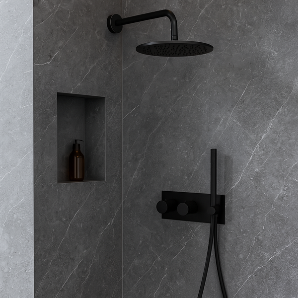 Moderne inbouw doucheset met matte zwarte afwerking, voorzien van regendouche, handdouche en thermostaatbediening, gemonteerd op een donkergrijze marmeren wand met ingebouwde nis.