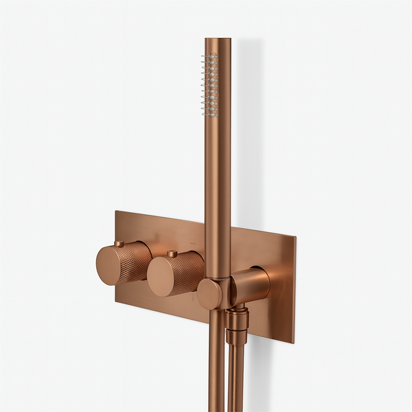 Detail van de geribbelde bedieningsknoppen van de Facet inbouw doucheset thermostaatkraan Brondby in geborsteld brons, luxe en gebruiksvriendelijk.