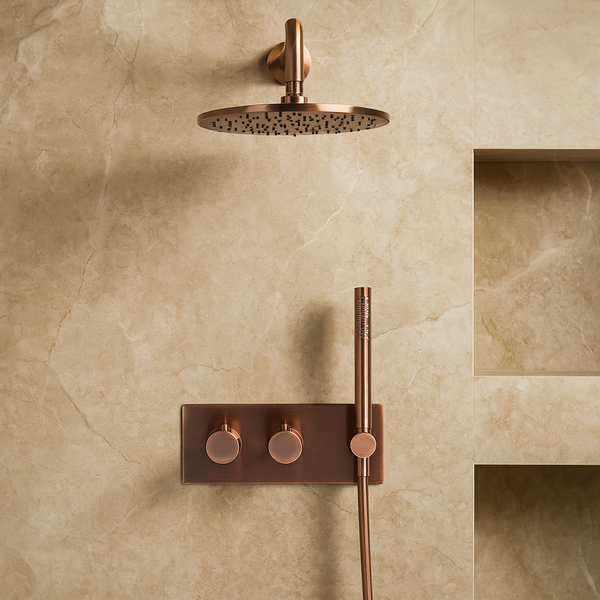 Stijlvolle inbouw doucheset met geborsteld bronzen afwerking, inclusief regendouche, handdouche en thermostatische mengkraan, geplaatst tegen een beige marmeren wand met geïntegreerde nis.