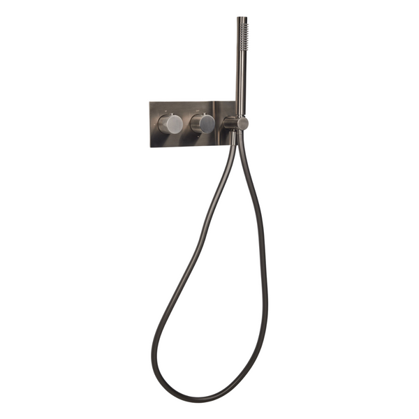 Zijaanzicht van de complete doucheset Brondby in gun metal met strakke wandplaat en ergonomische draaiknoppen voor temperatuur en straal.