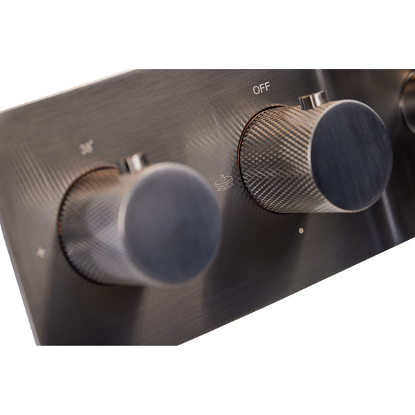 Detail van de geribbelde bedieningsknoppen van de Facet inbouw doucheset thermostaatkraan Brondby in gun metal, luxe en gebruiksvriendelijk.
