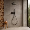 Inbouw doucheset met ronde regendouche en handdouche in gun metal afwerking, gemonteerd op een moderne badkamerwand met grijze tegels en houtaccenten.