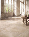 Interieur met Fresco keramische tegel 60x60cm in beige tint. Beschikbaar in 5 kleuren en perfect voor een warme en natuurlijke uitstraling.