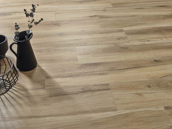 Keramisch parket Blees Roble 30x150 cm met warme lichtbruine eiken houtlook. Perfecte keramische parket tegel voor elke ruimte, inclusief vloerverwarming.