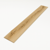 Keramisch Parket Blees Roble 30x150 cm met realistische houtlook en noesten, diagonaal gepresenteerd op een witte achtergrond