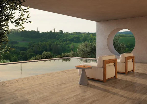 Caldo loertegel houtlook in gebruik op een overdekt terras – keramisch parket Lin Caldo 20x120 cm met luxe eiken uitstraling en Italiaanse kwaliteit.
