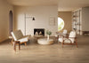 Licht naturel eiken vloertegels in houtlook als keramisch parket Lin Caldo 20x120 cm in moderne woonkamer – onderhoudsvriendelijk en stijlvol.