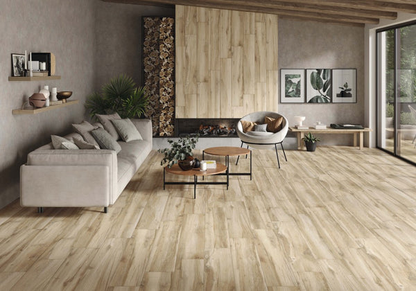 Stijlvolle woonkamer met keramisch parket Blees Haya 30x150 cm in licht eiken houtlook – duurzaam, onderhoudsvrij en ideaal voor vloerverwarming.