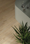 Detail van Miele vloertegel houtlook met lichtbruin keramisch parket van 20x120 cm, geplaatst in een stijlvolle moderne ruimte met natuurlijke accenten.