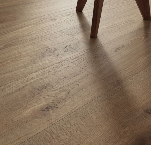 Close-up van keramisch parket Lin Tortora Taupe 26,5x160 cm, met realistische houtnerven en knoesten voor een warme en robuuste uitstraling.