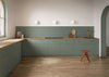 Lichte keuken met keramisch parket Lin Tortora 20x120 cm. 20x120 cm keramisch houtlook tegels passen perfect in moderne interieurs.