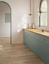 Keuken met keramisch parket Lin Tortora 20x120 cm. Taupe/bruin vloertegels in houtlook creëren een stijlvolle en onderhoudsvriendelijke vloer.
