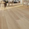 Keramisch parket Poetry Gold 30x120 cm met natuurlijke houtlook, gelegd in een lichte en moderne woonkamer met zonlichtinval en houten meubels.