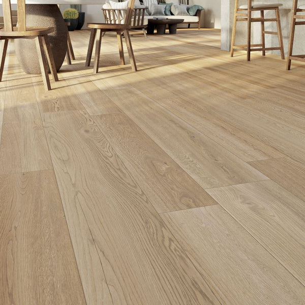 Keramisch parket Poetry Gold 30x120 cm met natuurlijke houtlook, gelegd in een lichte en moderne woonkamer met zonlichtinval en houten meubels.