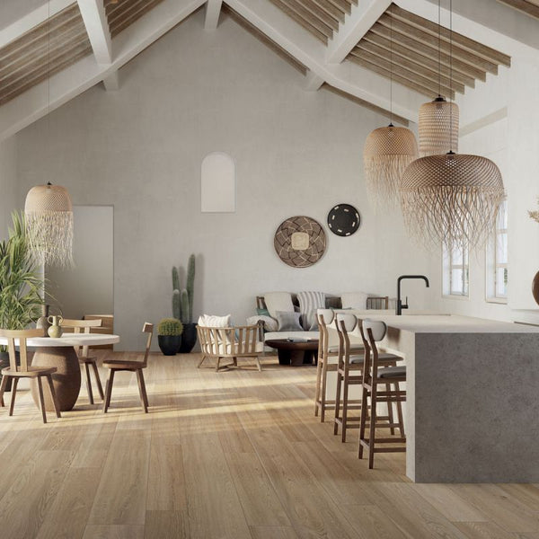 Keramisch parket Poetry Gold 30x120 cm in een moderne woonkamer met warme lichtbruine eiken houtlook voor een stijlvolle en natuurlijke uitstraling.
