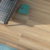 Keramische parketvloer in Poetry Gold kleur, formaat 30x120 cm, met warme houtlook voor gebruik in woonkamer of keuken met vloerverwarming.