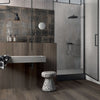 Stijlvolle badkamer met keramisch parket Poetry Mud 30x120 cm als vloer- en wandbekleding, gecombineerd met industriële accenten en betonlook douche.