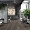 Modern interieur met keramisch parket tegels Poetry Mud 30x120 cm, gelegd in rechte lijnen met subtiele houtstructuur en matte afwerking.