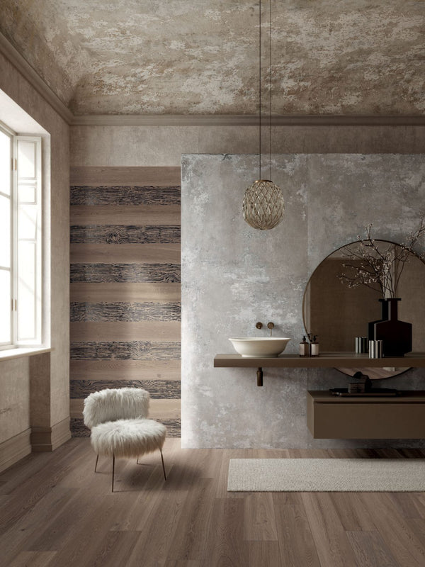Moderne badkamer met keramisch parket Poetry Oak 30x120 cm in lichtbruin eiken houtlook, stijlvol gecombineerd met Oak loertegel houtlook wand.