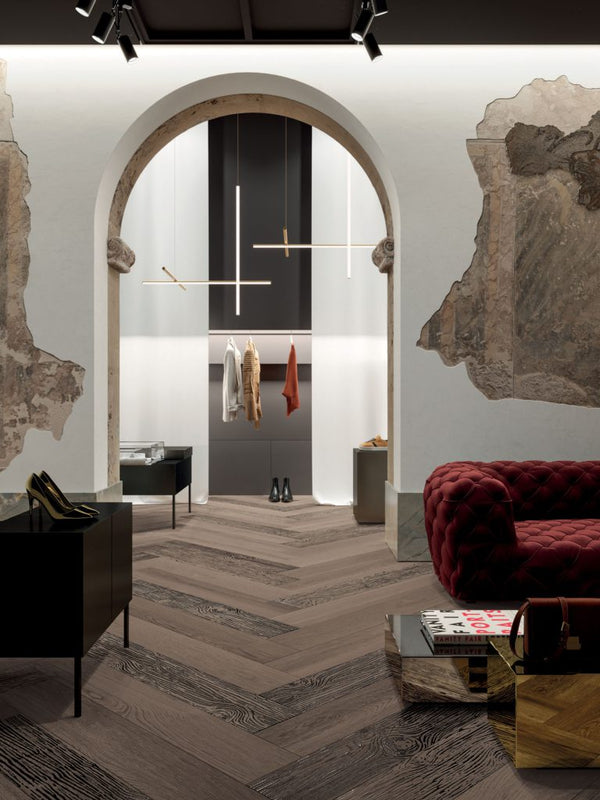 Luxe interieur met keramisch parket Poetry Oak 30x120 cm in lichtbruin eiken houtlook, perfect voor vloerverwarming en vochtige ruimtes.