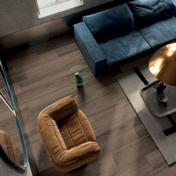 Gezellige leefruimte met keramisch parket in lichtbruine Oak loertegel houtlook – onderhoudsvriendelijk én duurzaam alternatief voor echt hout.