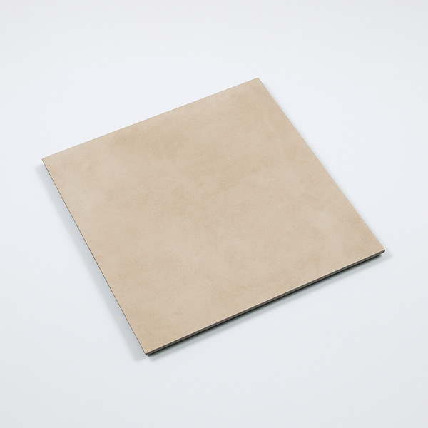 Mystone Beige keramische tegel 60x60 cm diagonaal gefotografeerd, warme beige tint met subtiele structuur op witte achtergrond voor een helder productbeeld.