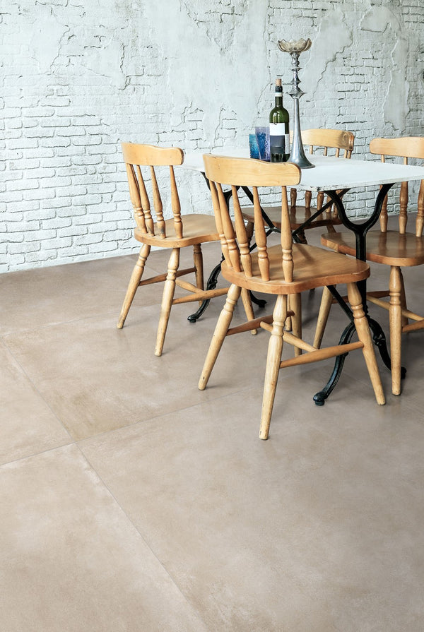 Moderne beige keramische vloertegels 120x120 in een stijlvolle eetkamer met houten stoelen en een vintage tafel. Perfecte keuze voor warme interieurs.