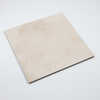 Mystone Chalk Zand keramische tegel 120x120 cm diagonaal gefotografeerd, met zachte zandkleur en subtiele natuursteenstructuur, ideaal voor vloer en wand.