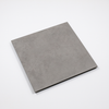 Mystone Fog grijze keramische tegel 60x60 cm diagonaal gefotografeerd met koele grijstint en cementlook, perfect voor strakke moderne vloeren en wanden.