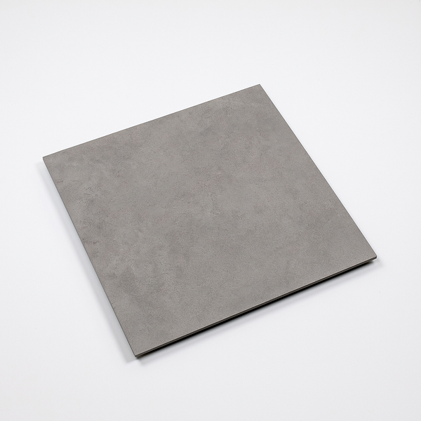 Mystone Fog grijze keramische tegel 60x60 cm diagonaal gefotografeerd met koele grijstint en cementlook, perfect voor strakke moderne vloeren en wanden.