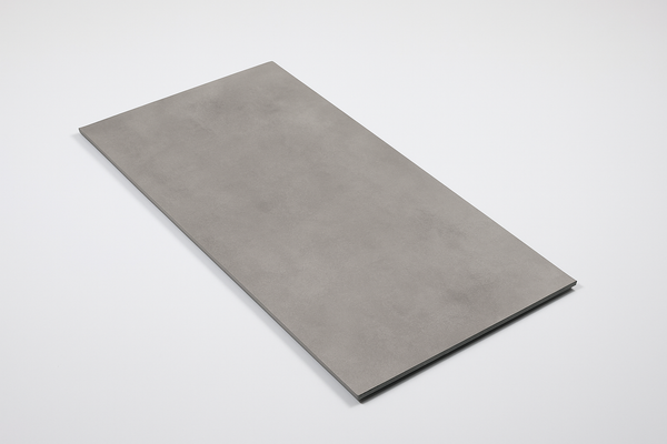 Mystone Fog grijze keramische tegel 60x120 cm diagonaal gefotografeerd met koele grijstint en cementlook, perfect voor moderne vloeren en strakke wandafwerkingen.