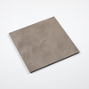 Mystone Mud grijze keramische tegel 120x120 cm diagonaal gefotografeerd met warme grijstint en subtiele betonlook, ideaal voor moderne vloeren en wanden.