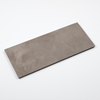 Mystone Mud grijze keramische tegel 60x120 cm diagonaal gefotografeerd met warme grijstint en betonlook, ideaal voor moderne vloeren en ruime wanden.