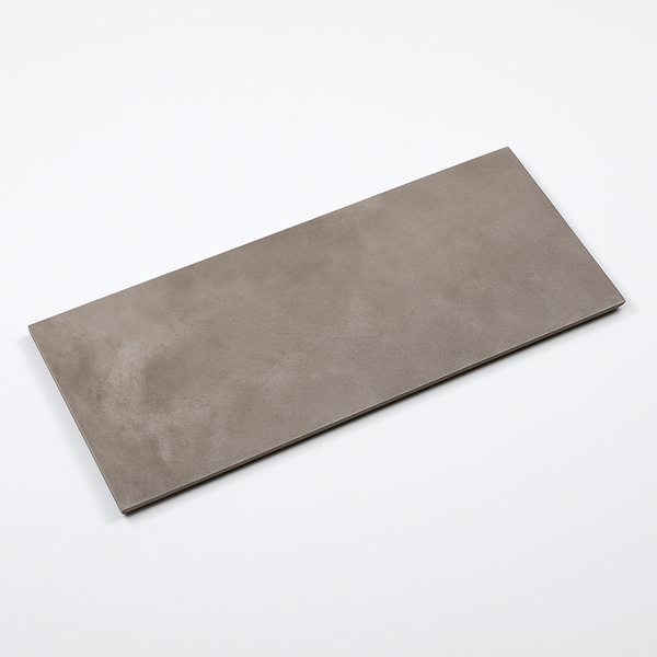 Mystone Mud grijze keramische tegel 60x120 cm diagonaal gefotografeerd met warme grijstint en betonlook, ideaal voor moderne vloeren en ruime wanden.