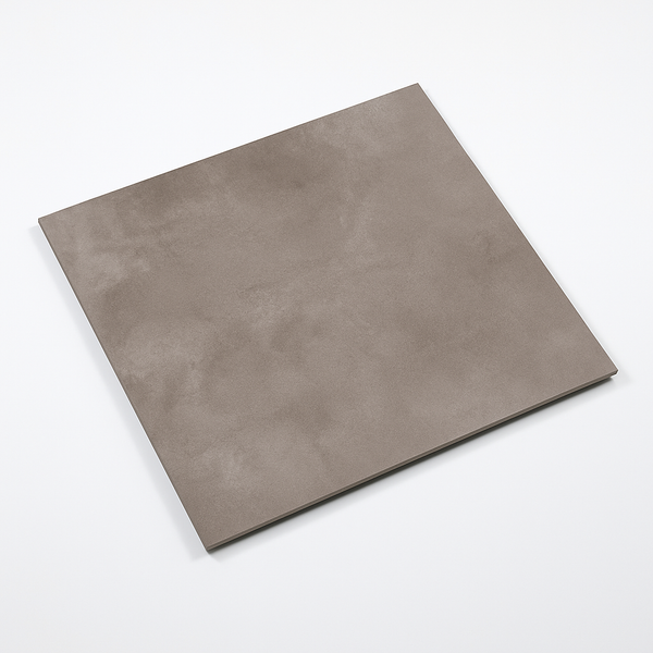 Mystone Mud grijze keramische tegel 80x80 cm diagonaal gefotografeerd met warme grijstint en subtiele betonlook, ideaal voor strakke vloeren en wanden.
