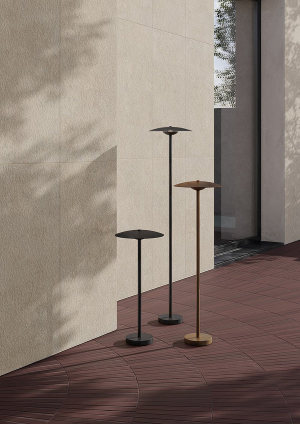 Keramische decor tegels Regula 1 Hammered 60x120 cm toegepast als moderne gevelbekleding in een minimalistisch buitenontwerp met staande lampen.