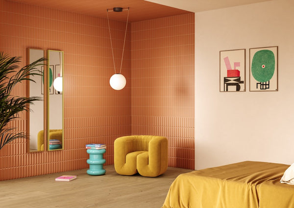 Interieur met warme retro tegels Beat Cinnamon 5x20 als oranje tegeltjes op de wand, geschikt als keramiek wandtegels slaapkamer.