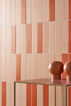 Stijlvolle oranje tegels badkamer met retro tegels Beat Cinnamon 5x20, gecombineerd met neutrale tinten en keramiek wandtegels.