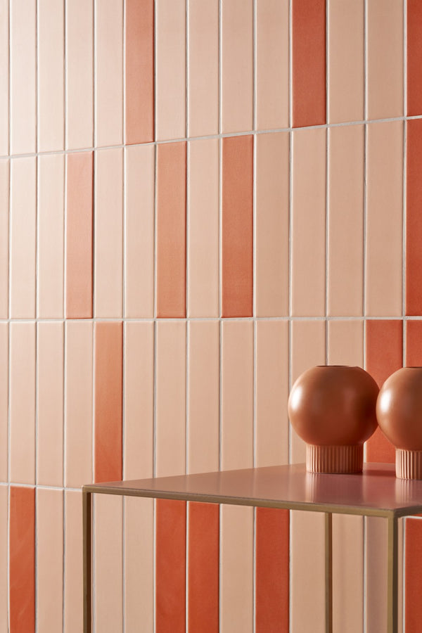 Stijlvolle oranje tegels badkamer met retro tegels Beat Cinnamon 5x20, gecombineerd met neutrale tinten en keramiek wandtegels.