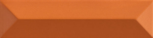 Detail van Charlestone-profiel retro tegels Beat Cinnamon 5x20, oranje tegels badkamer met facetvormige keramiek wandtegels.