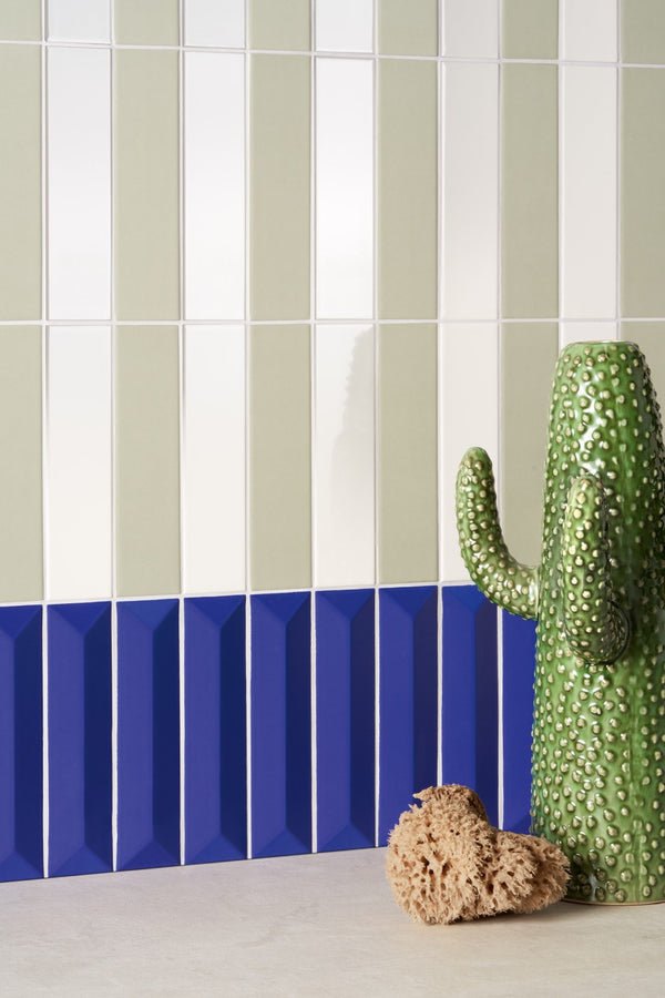 Italiaans geproduceerde retro tegels Beat Milk Glossy 5x20 op een wand gemonteerd, geschikt voor badkamer.