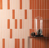 Italiaanse retro tegels Beat Powder Flat 5x20 gemonteerd in een modern-retro interieur met messing accenten en roze tinten.