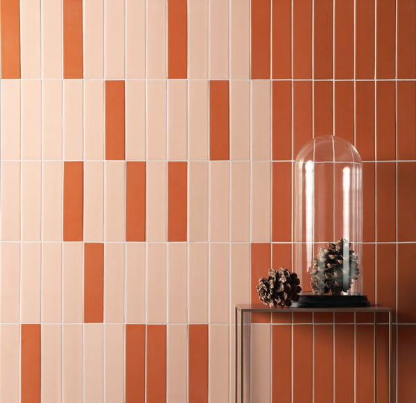 Italiaanse retro tegels Beat Powder Flat 5x20 gemonteerd in een modern-retro interieur met messing accenten en roze tinten.