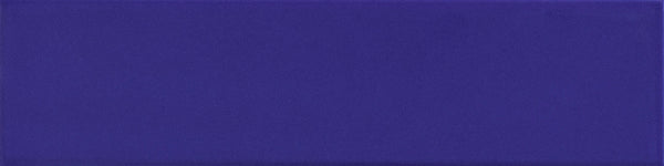 Detail van retro tegels Beat Ultramarine Flat 5x20 met keramiek wandtegels in diepblauw en reliëf, perfect voor een blauw tegels badkamer.
