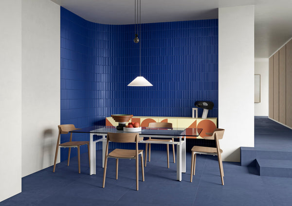 Blik op een strakke wand vol blauwe tegeltjes in een interieur met retro tegels Beat Ultramarine Serie 5x20 in verschillende structuren.