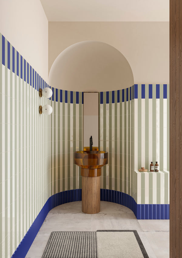Combinatie van Beat Ultramarine Serie en lichte tegels als stijlvolle keramiek wandtegels in een modern-retro badkamerinterieur.