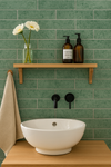 Badkamer met retro tegels Beli Emerald 7,5x28 als keramiek wandtegels jadegroen, een frisse look met jadegroen tegeltjes voor een moderne badkamerstijl.