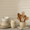 Stijlvolle keuken met retro tegels Linea Sabbia 5x50cm glans als keramiek wandtegels. Beige tegeltjes creëren een warme sfeer, ideaal voor de badkamerwand.