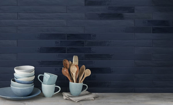 Retro tegels Linea Prussia5x50cm als keramiek wandtegels in een glanzende en mat blauwe tint. Perfect als blauwe tegeltjes voor keuken of badkamerwand.