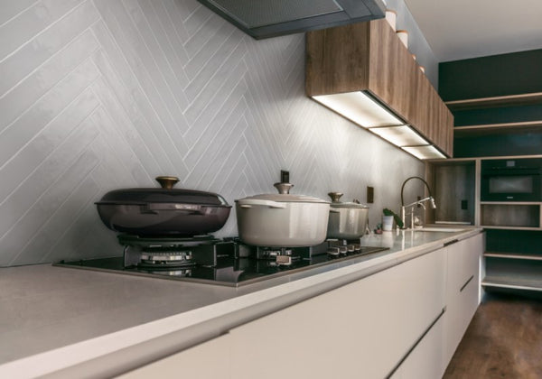 Moderne keuken met retro tegels Linea Cenere 5x50cm als keramiek wandtegels in lichtgrijs visgraatpatroon. Ideaal als lichtgrijs tegels badkamer of keuken.